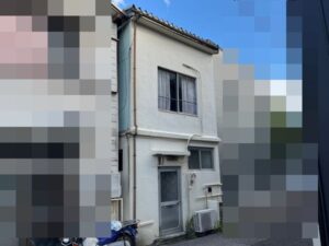 相続した空き家を解体する前の古い住宅写真