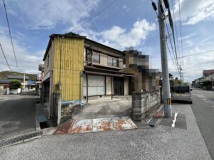 相続した空き家を解体する前の古い住宅写真